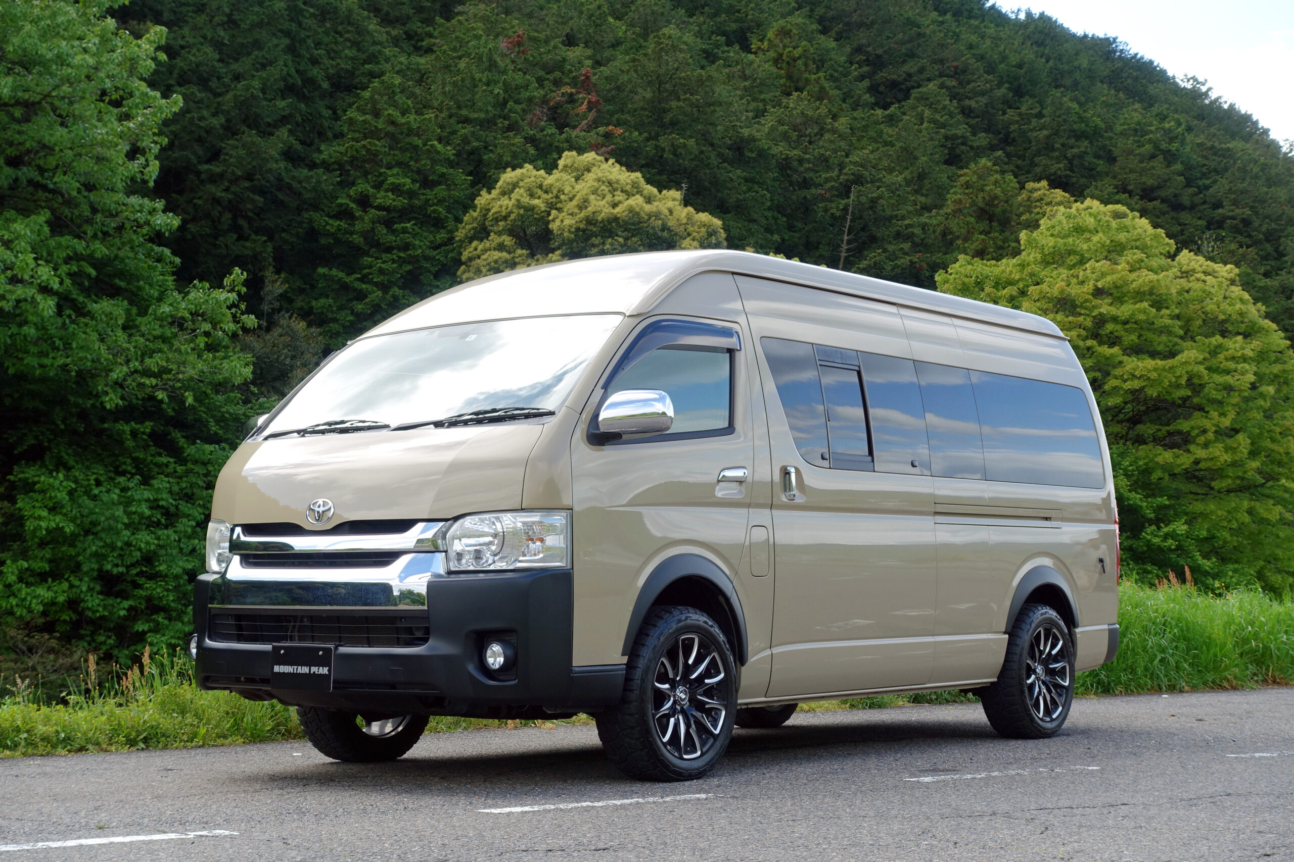 トヨタ ハイエース ハイルーフ ベージュ - マウンテンピーク  